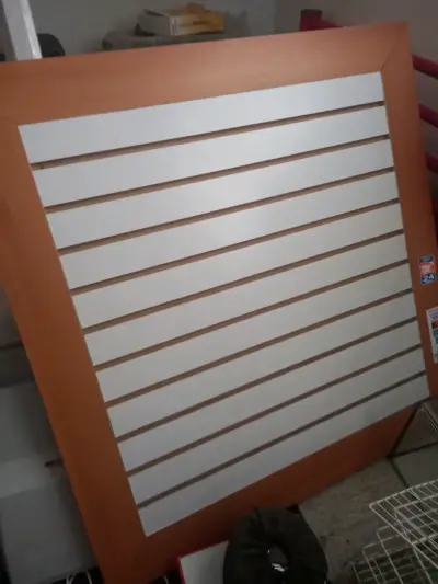 Panel de exhibición blanco y madera - miniatura 1