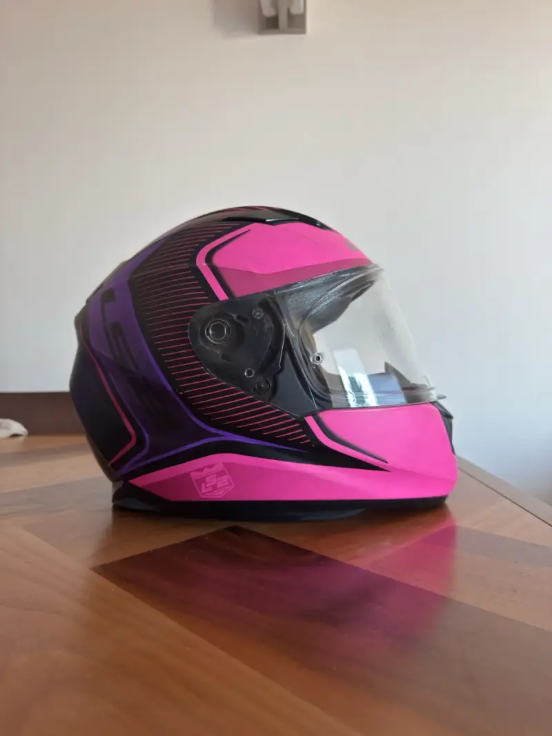 Casco de moto rosa y negro - 1