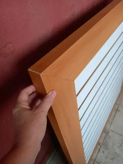 Panel de exhibición blanco y madera - miniatura 2