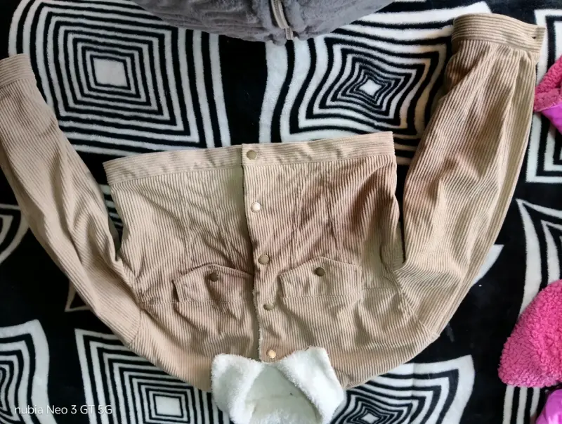 Chaqueta con chiporro color beige