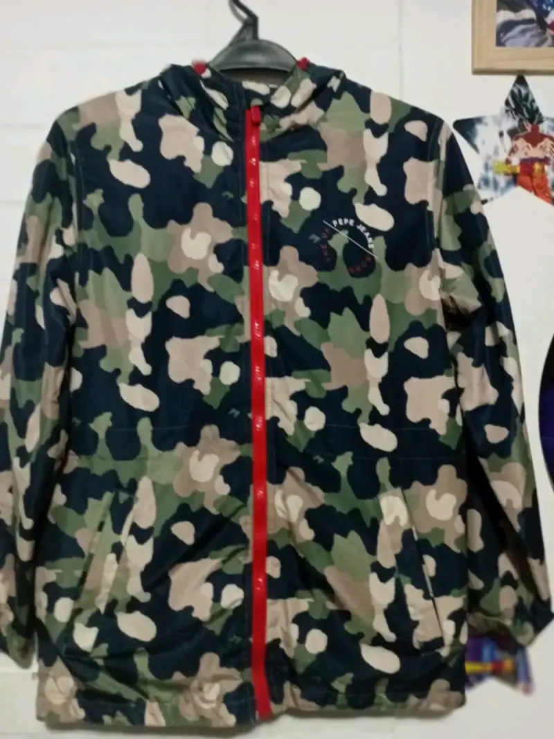Chaqueta camuflaje con cierre rojo