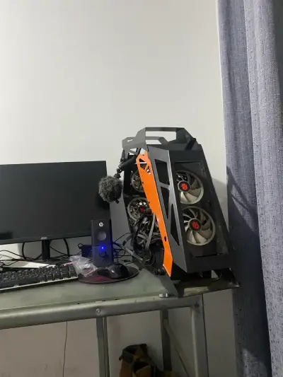 PC gamer con monitor y parlantes - miniatura 2