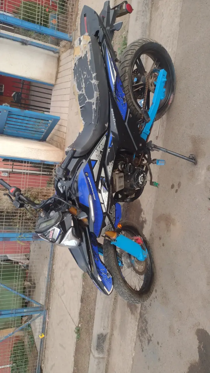 Motocicleta azul en reparación
