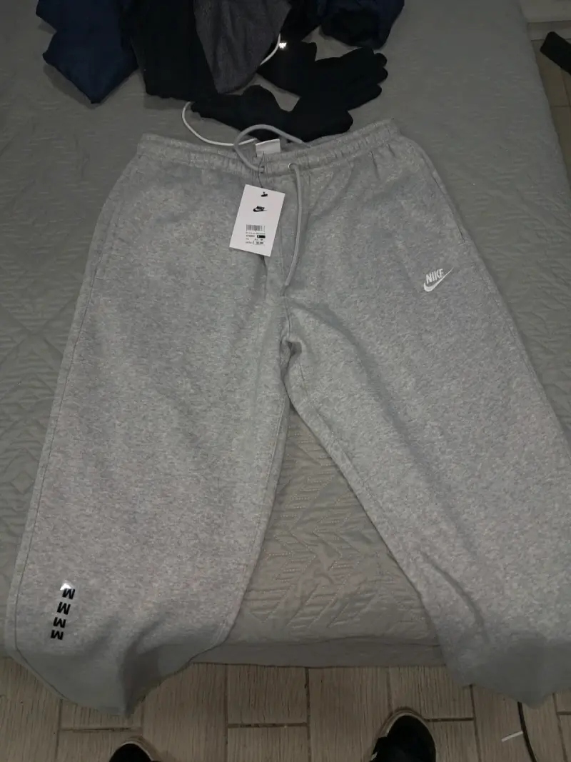 Pantalón gris Nike con etiqueta - 1