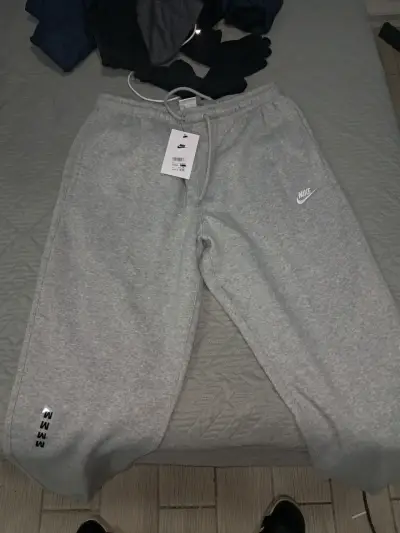 Pantalón gris Nike con etiqueta - miniatura 1