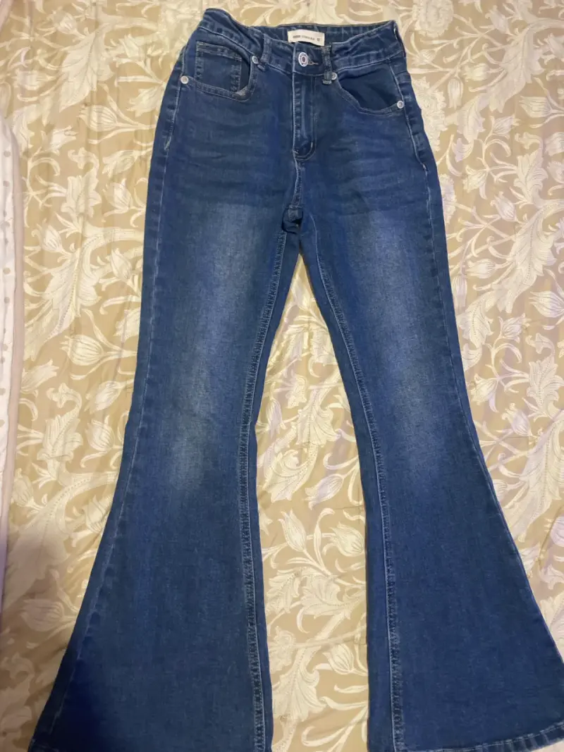 Jeans acampanados azul oscuro