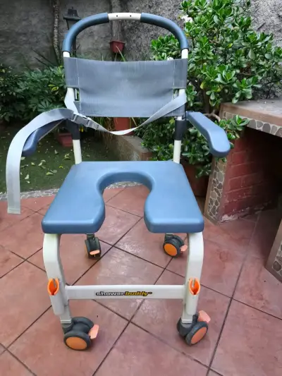 Silla de ducha con ruedas - miniatura 1