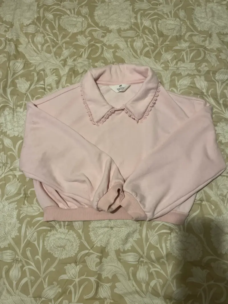 Polerón rosa con cuello encaje