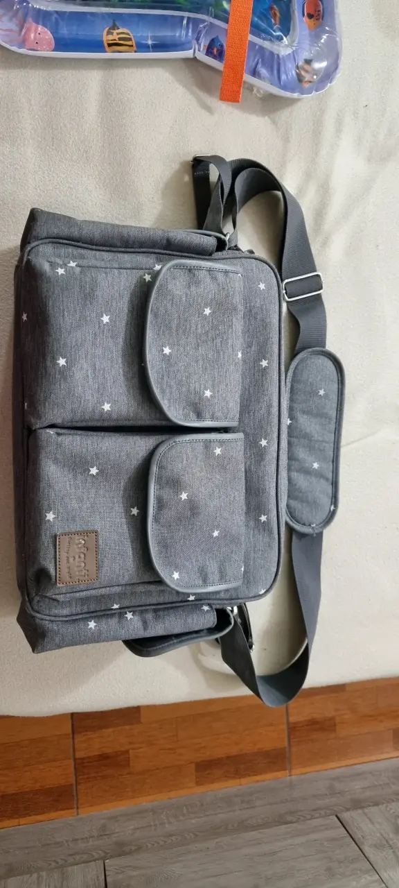 Bolso pañalero gris con estrellas - 1