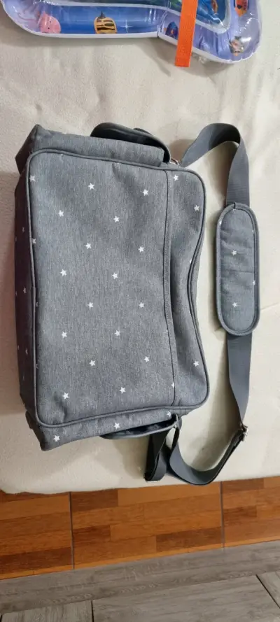Bolso pañalero gris con estrellas - miniatura 2