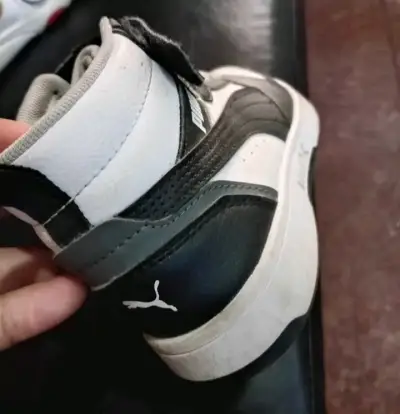 Zapatillas deportivas blancas y negras - miniatura 4