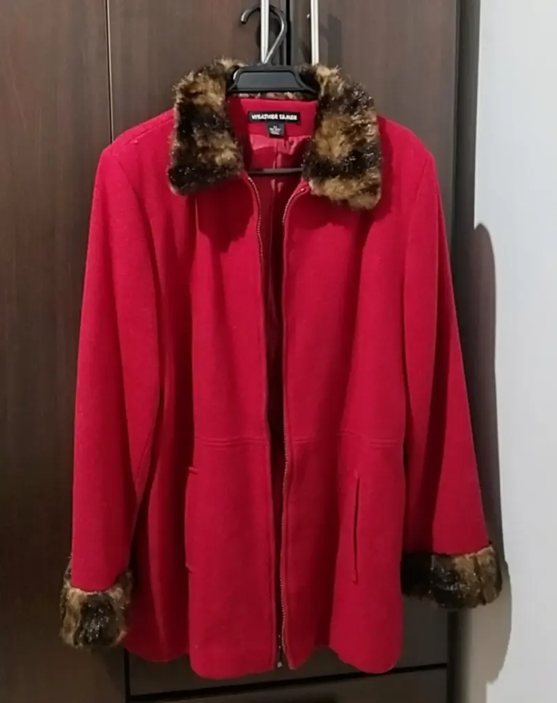 Abrigo rojo con cuello de piel