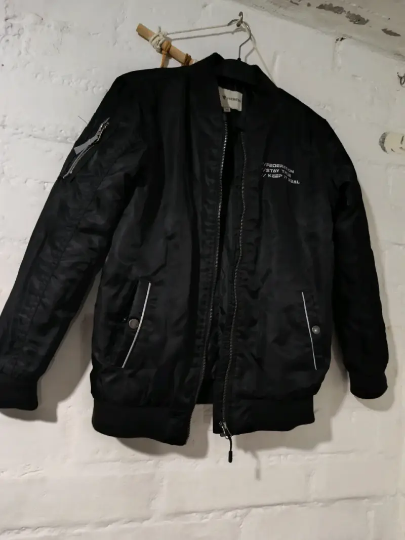 Chaqueta bomber negra con cierre