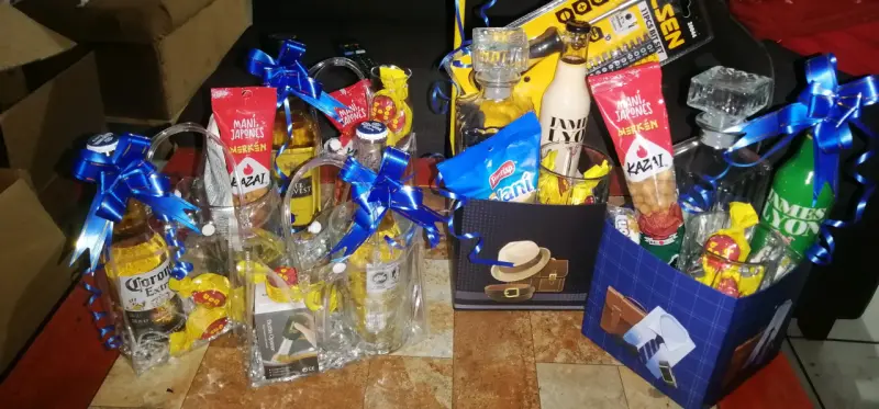 Cesta de regalos con cervezas