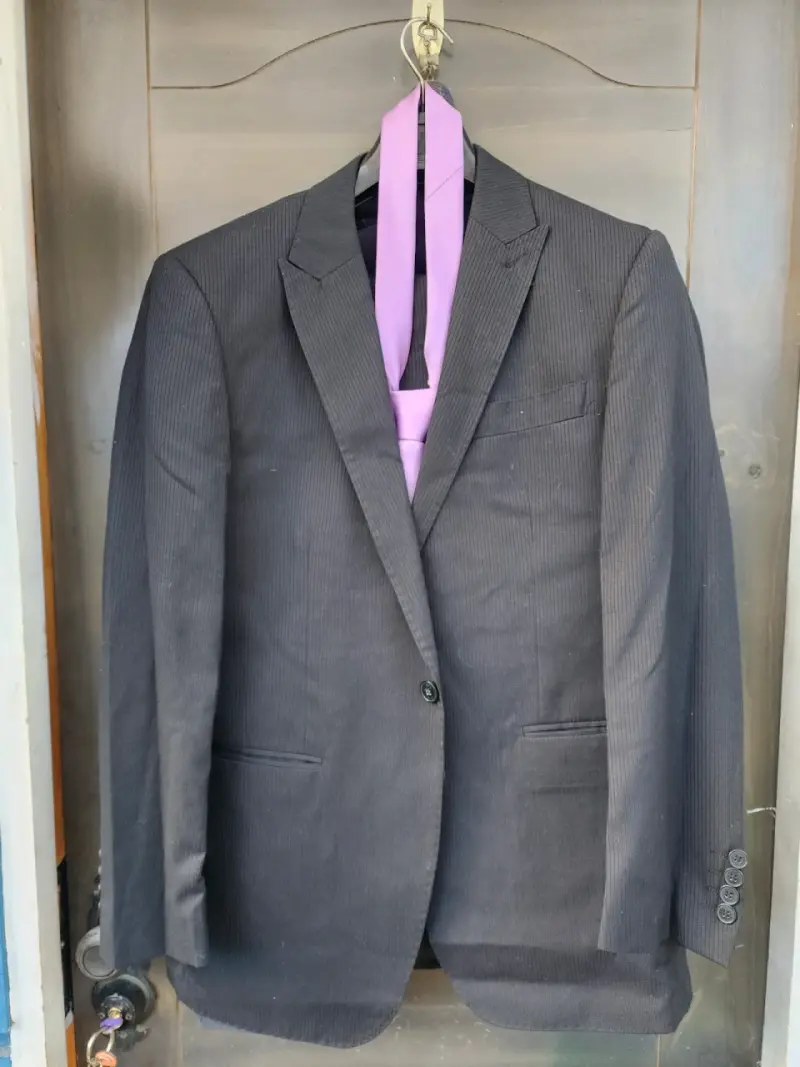 Traje oscuro con corbata talla M/L - 1