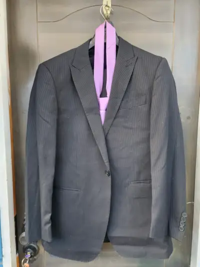 Traje oscuro con corbata talla M/L - miniatura 1