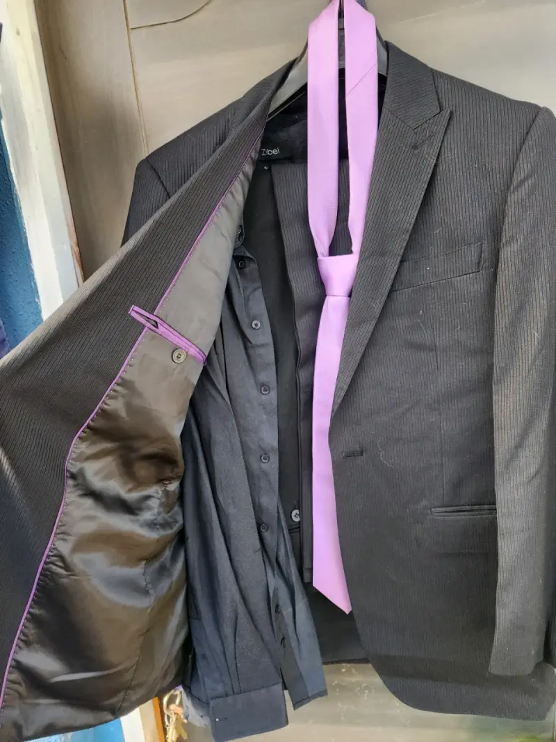 Traje oscuro con corbata talla M/L - 2