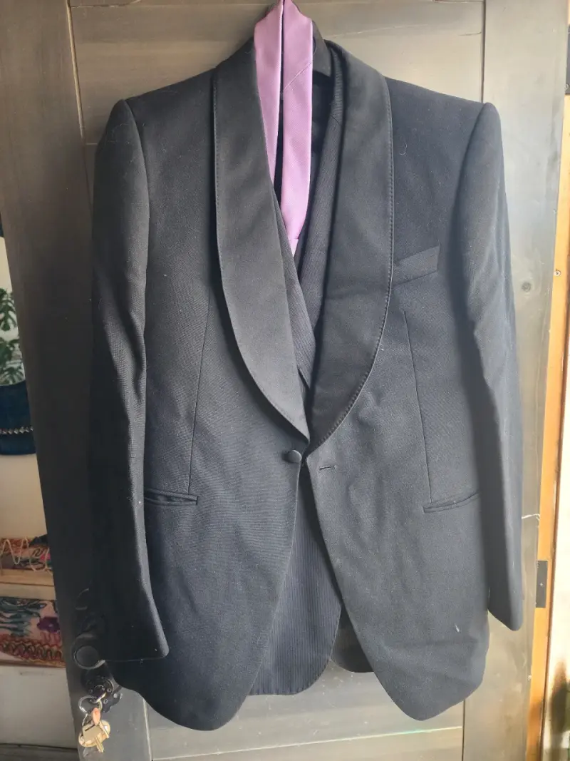 Traje oscuro con corbata talla M/L - 3