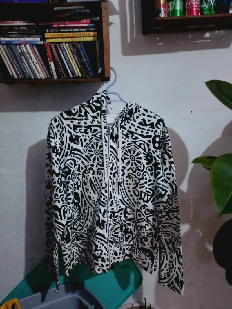 Polerón con capucha estampado - 1