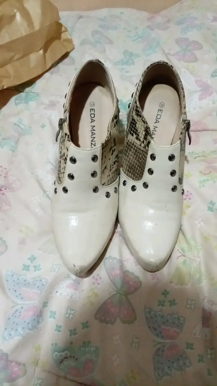 Zapatos blancos con tachuelas