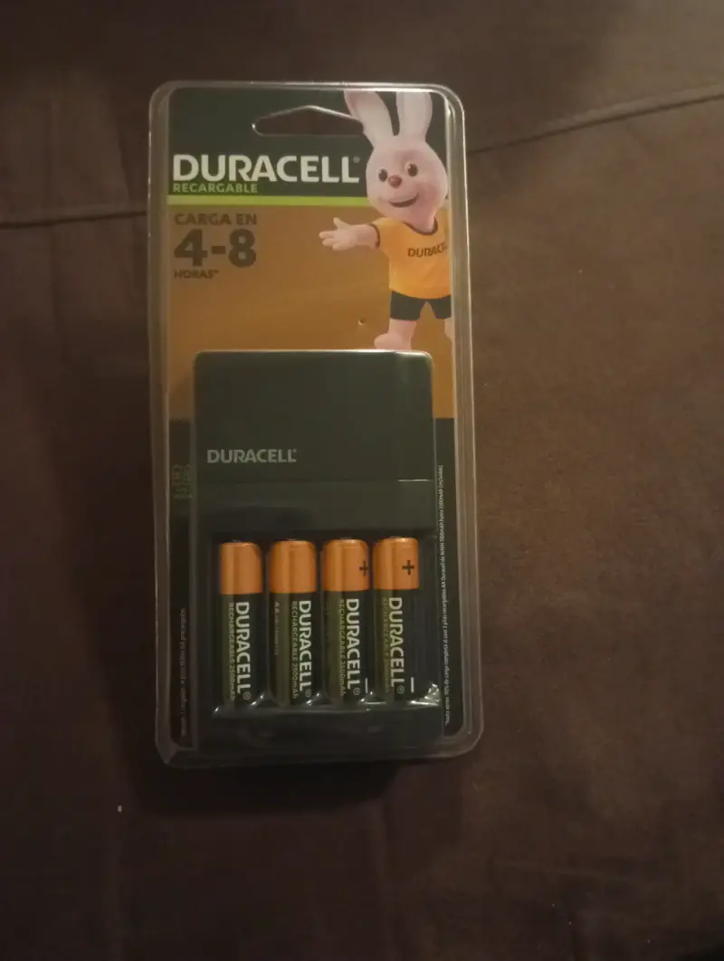 Cargador con pilas Duracell