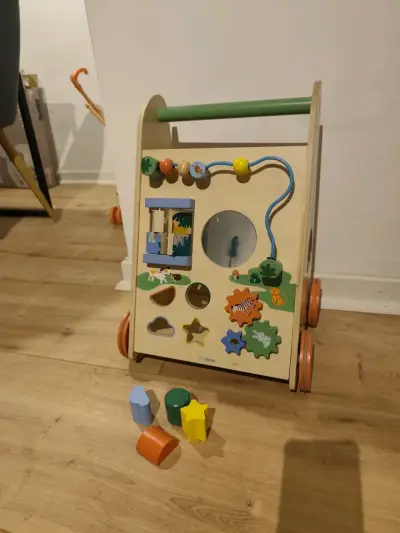 Andador de madera con juegos - miniatura 1