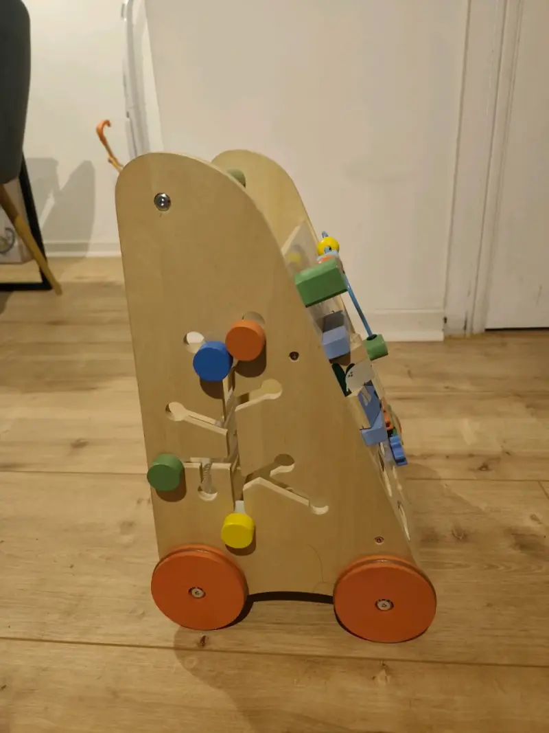 Andador de madera con juegos - 2