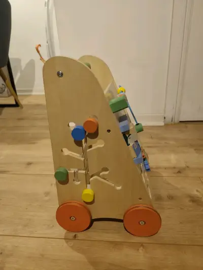 Andador de madera con juegos - miniatura 2