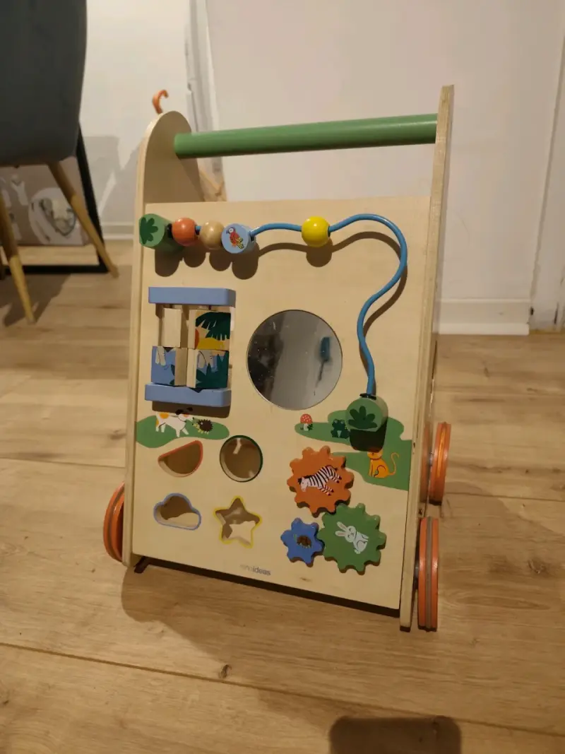 Andador de madera con juegos - 3