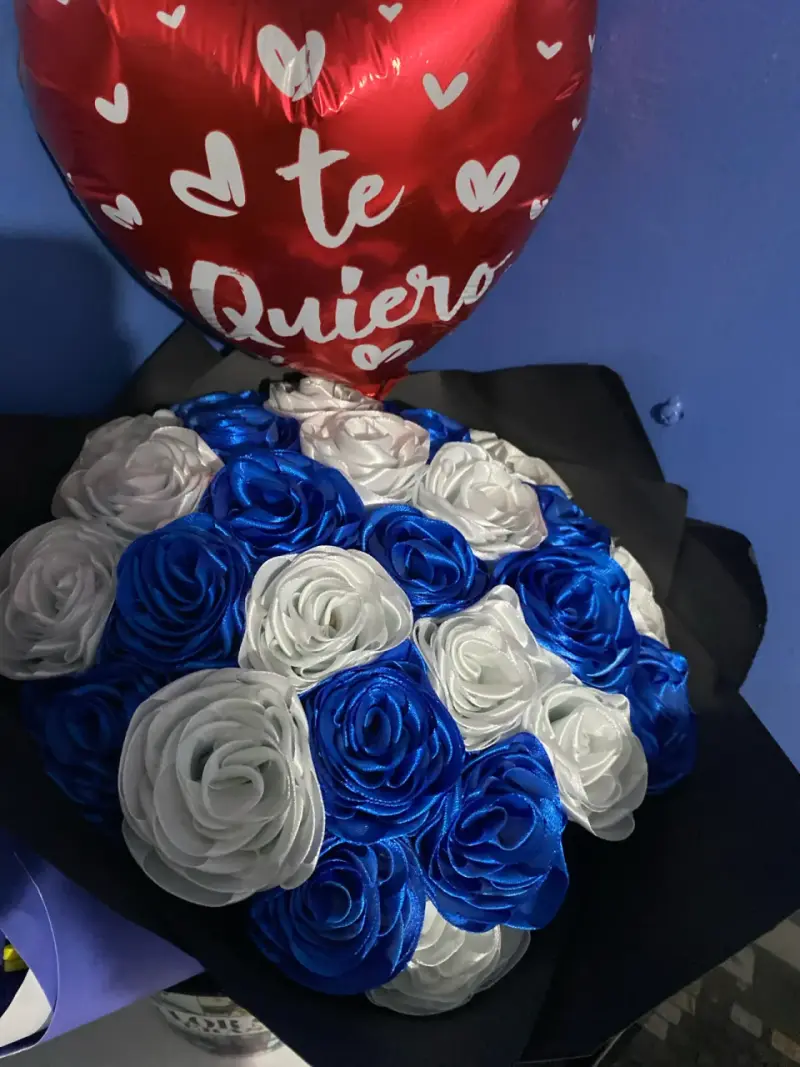 Ramo de flores artificiales con globo