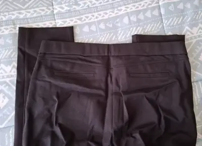 Pantalones negros con ojales - miniatura 2