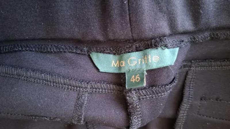 Pantalones negros con ojales - 3