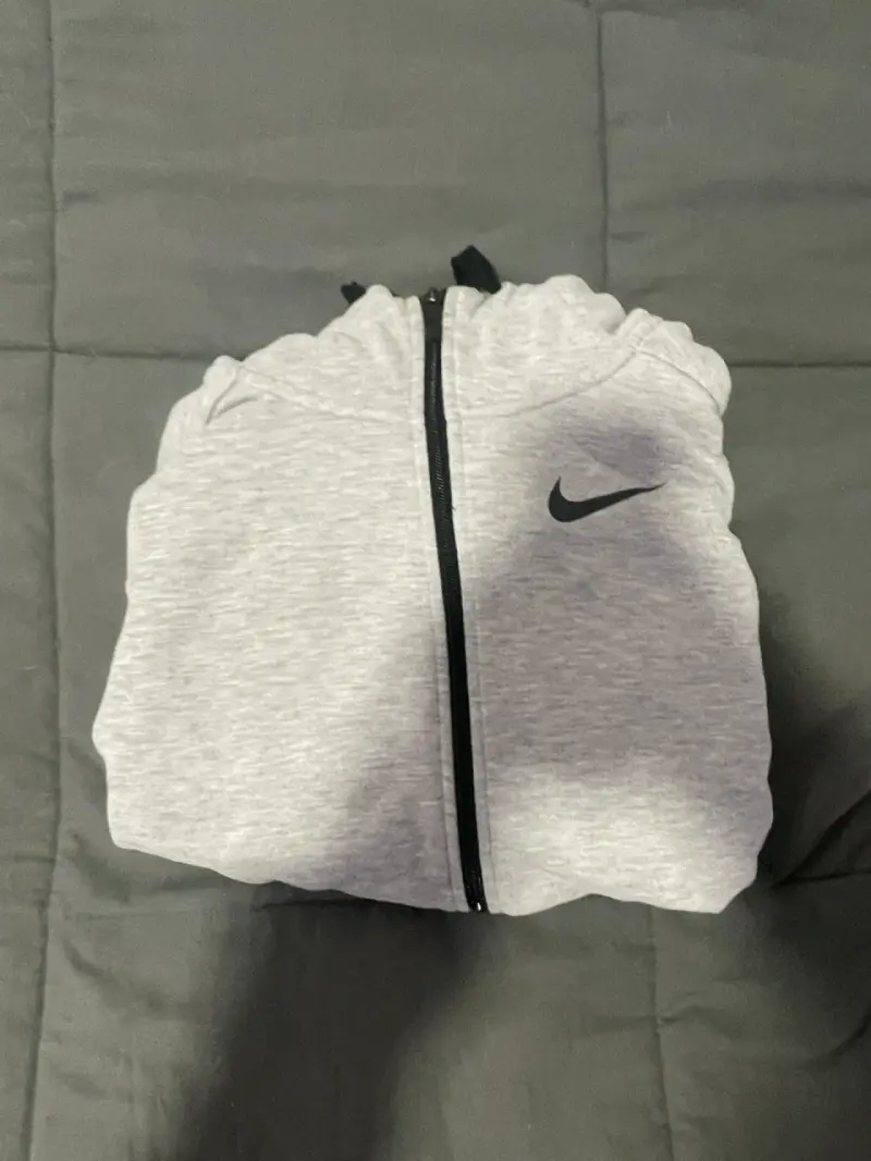 Polerón gris con capucha Nike - 1