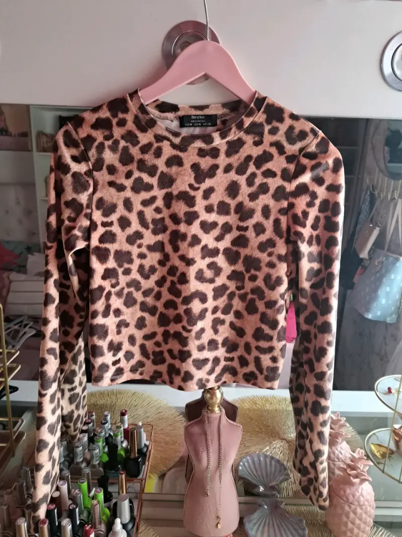 Polera leopardo Bershka talla M. - 1