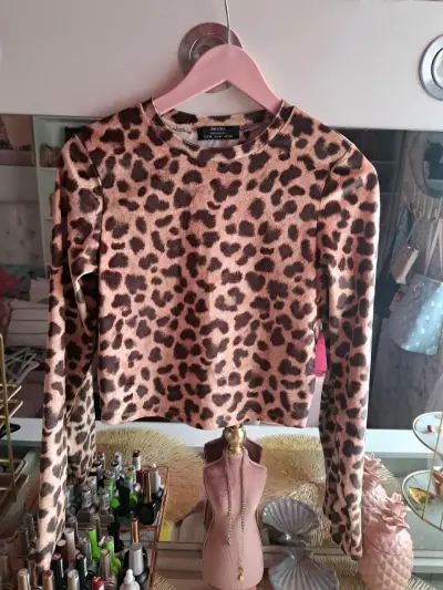 Polera leopardo Bershka talla M. - miniatura 1