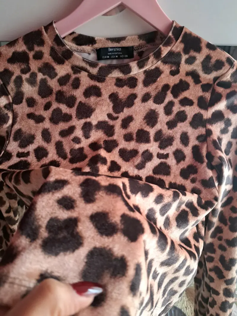 Polera leopardo Bershka talla M. - 2