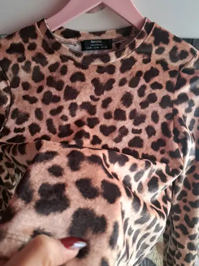 Polera leopardo Bershka talla M. - miniatura 2
