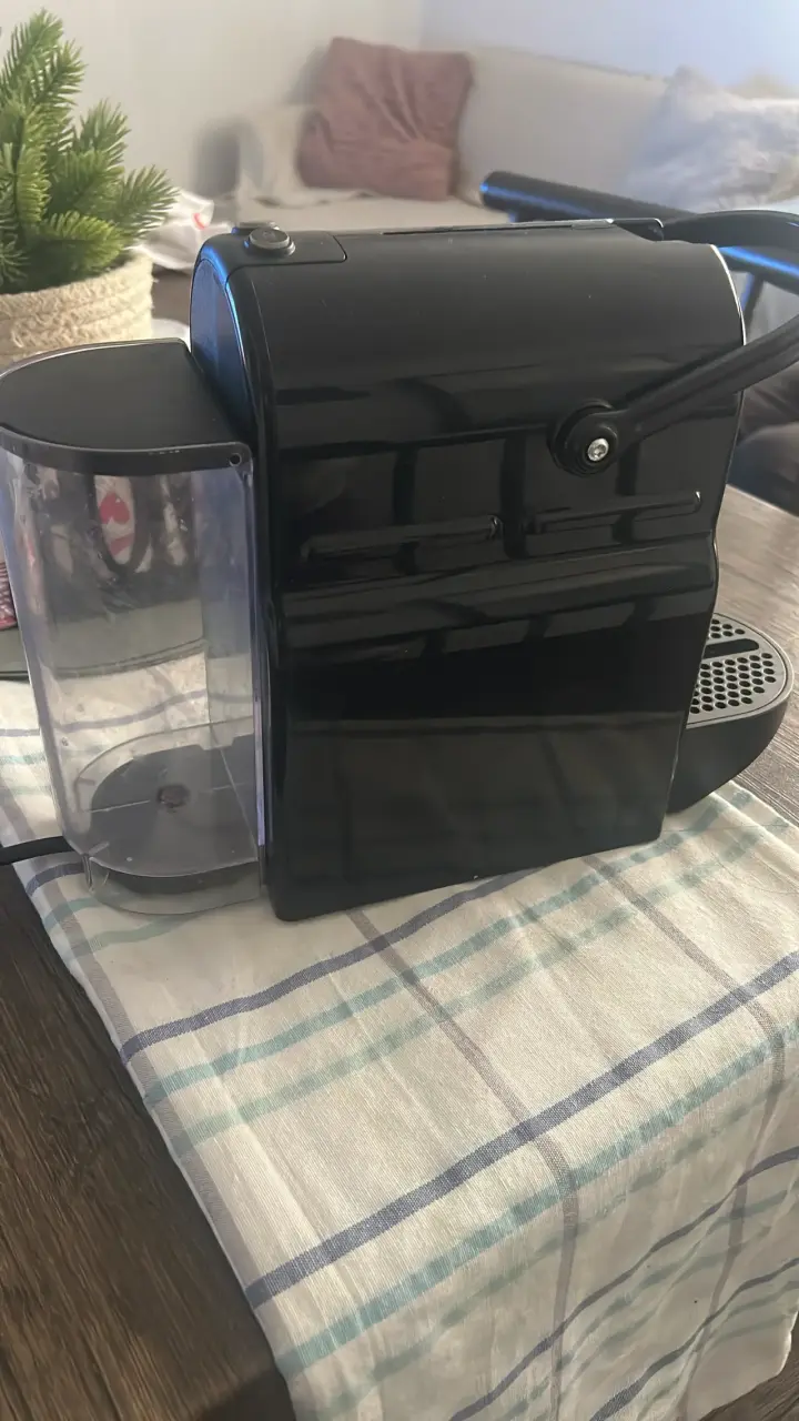 Cafetera cápsulas negra Nespresso - 1