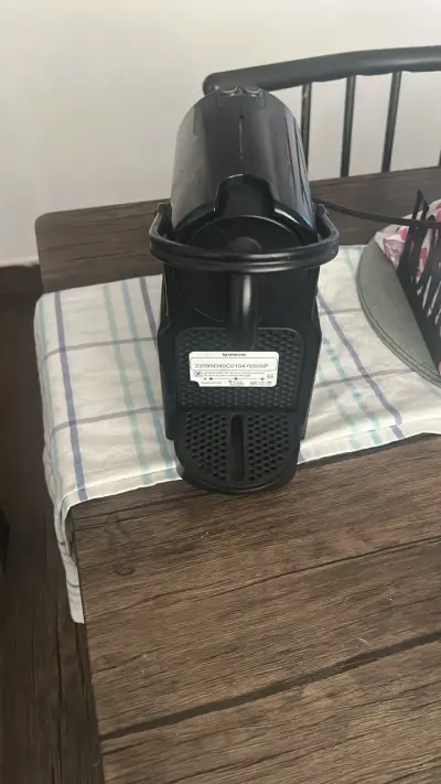 Cafetera cápsulas negra Nespresso - miniatura 3