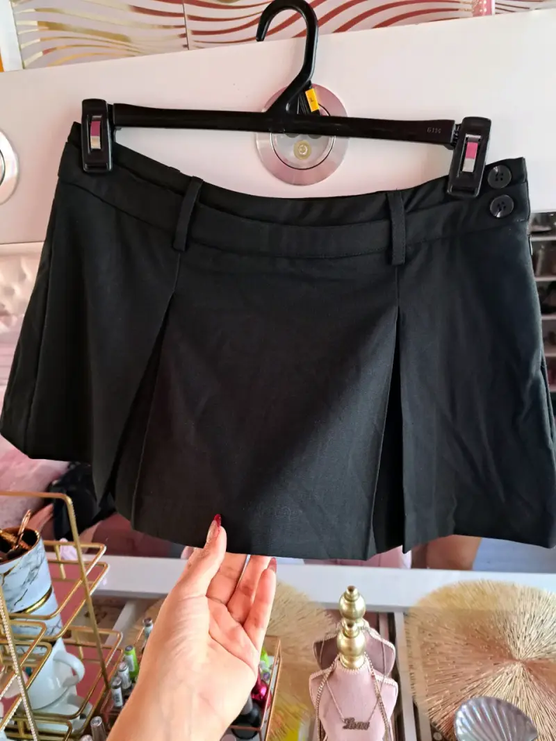 Falda short corta negra con pliegues talla M - 1