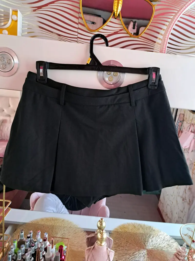 Falda short corta negra con pliegues talla M - 2