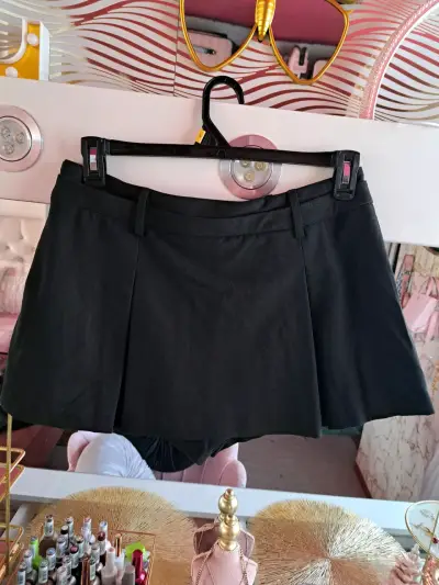 Falda short corta negra con pliegues talla M - miniatura 2