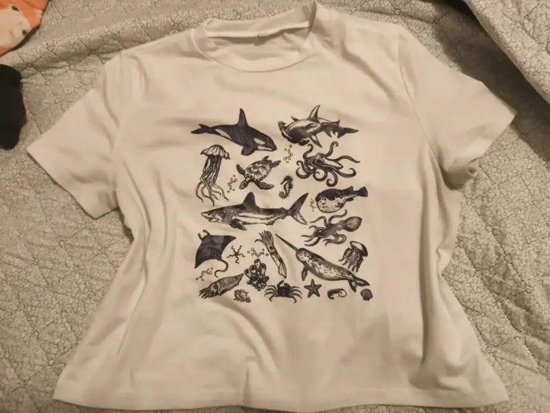Polera blanca con diseño marino