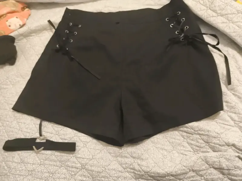 Shorts negros con cordones - 1