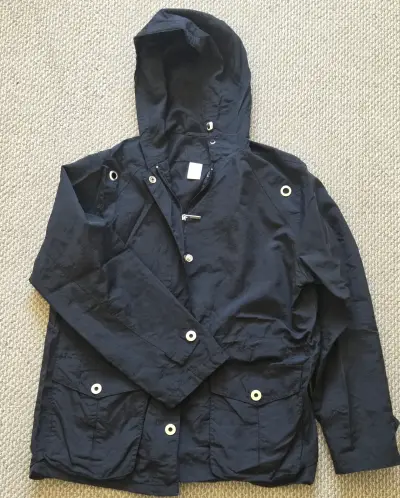 Chaqueta impermeable negra con capucha - miniatura 1