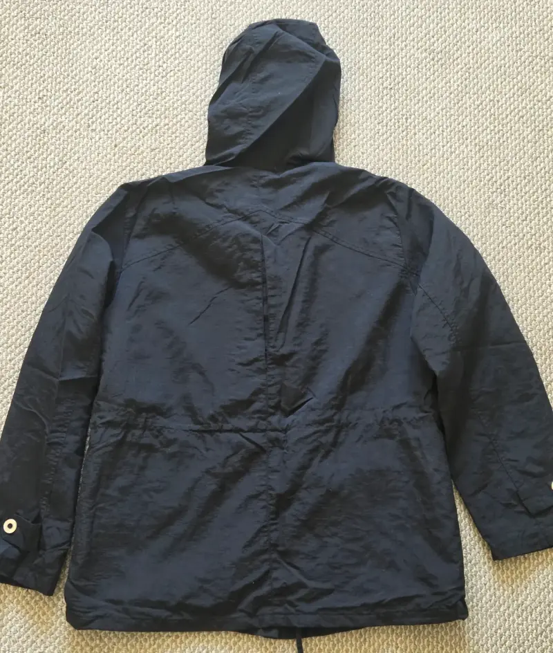 Chaqueta impermeable negra con capucha - 2