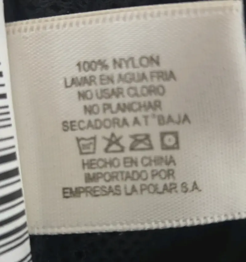 Chaqueta impermeable negra con capucha - 3