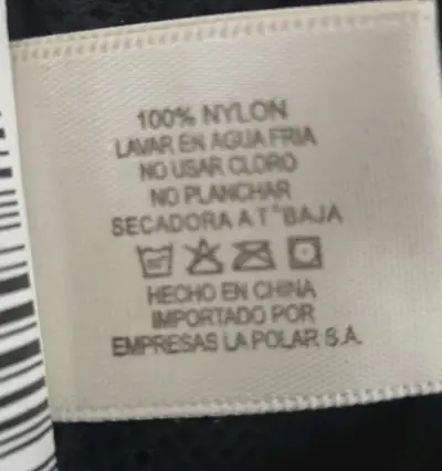 Chaqueta impermeable negra con capucha - miniatura 3