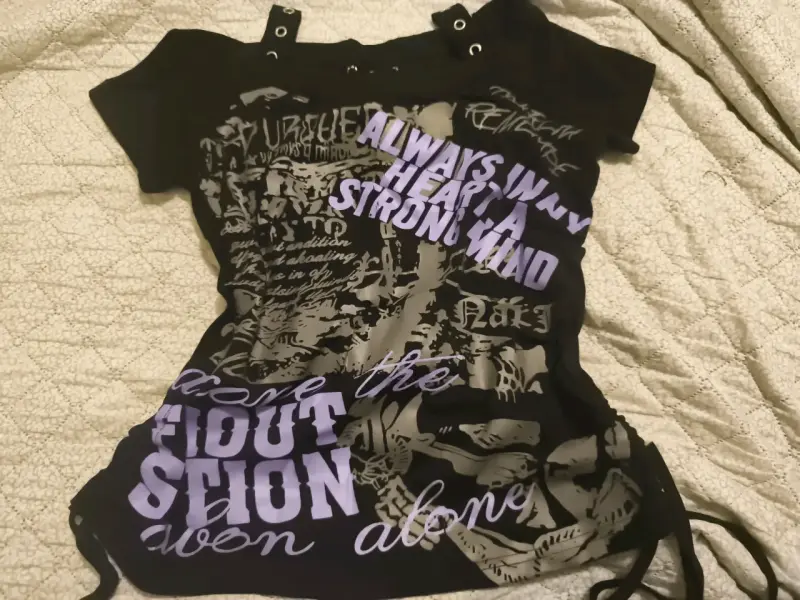 Polera negra con diseño gráfico