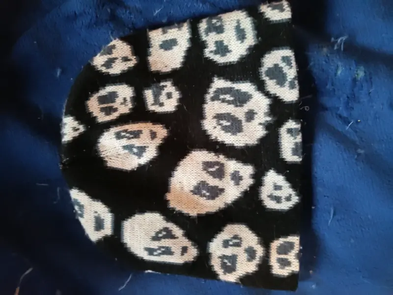 Gorro beanie Y2k negro con calaveras - 1